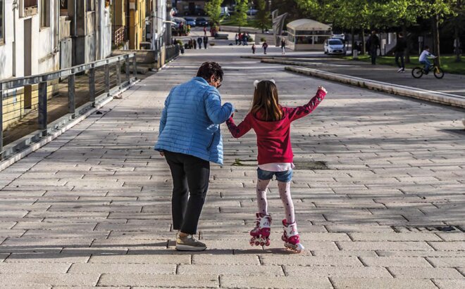 anziano-e-bambina-passeggio.jpg